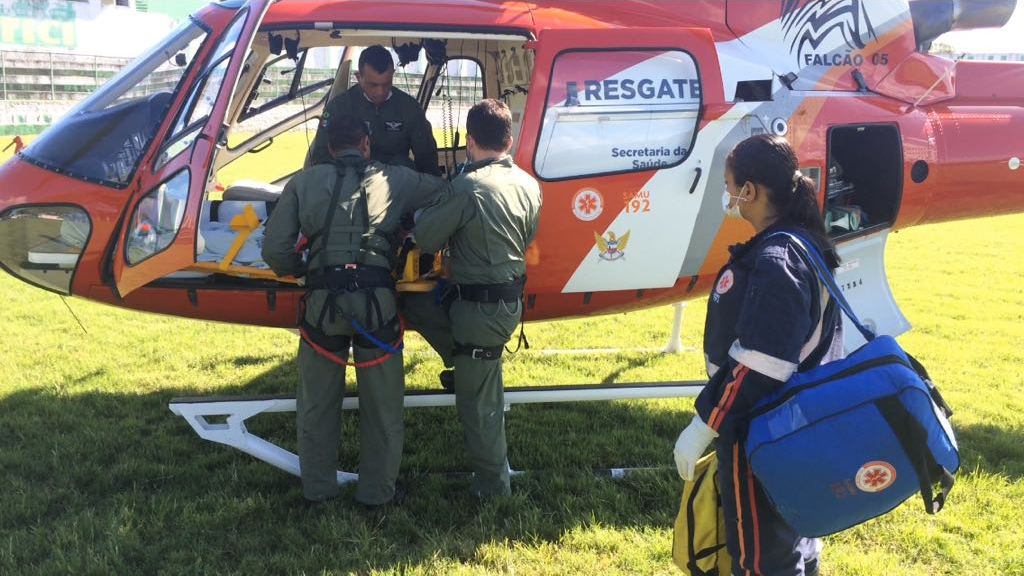 Homem é espancado a pedradas em Murici e socorrido ao HGE por helicóptero do grupamento aéreo