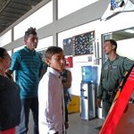 Família de Mirante do Paranapanema visitou a base e conheceu o Águia de pertinho (Foto: Stephanie Fonseca/G1)