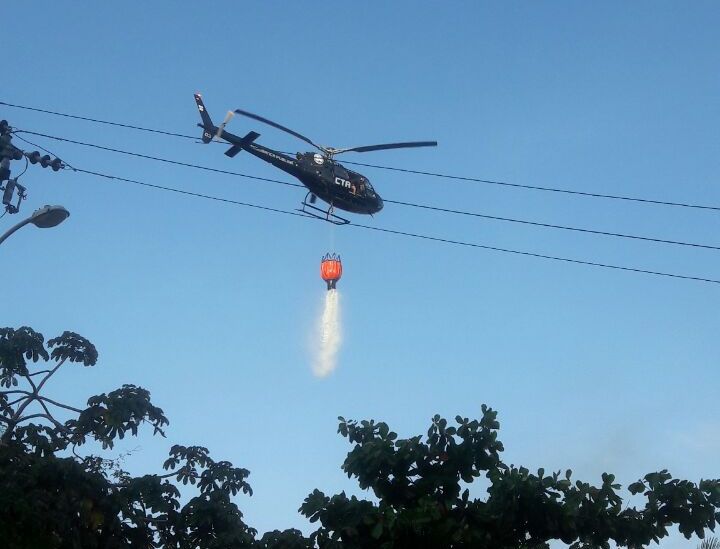 Centro Tático Aéreo apoia bombeiros em operação de combate à incêndio florestal na avenida litorânea