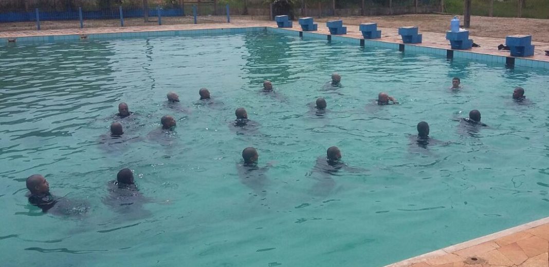 Alunos do I Curso de Operações Aéreas em treinamento na piscina.