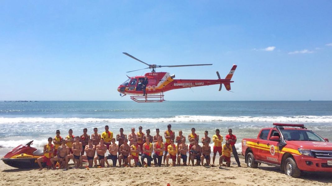 Guarda-vidas treinam com o helicóptero Arcanjo 03 no Litoral Norte de Santa Catarina
