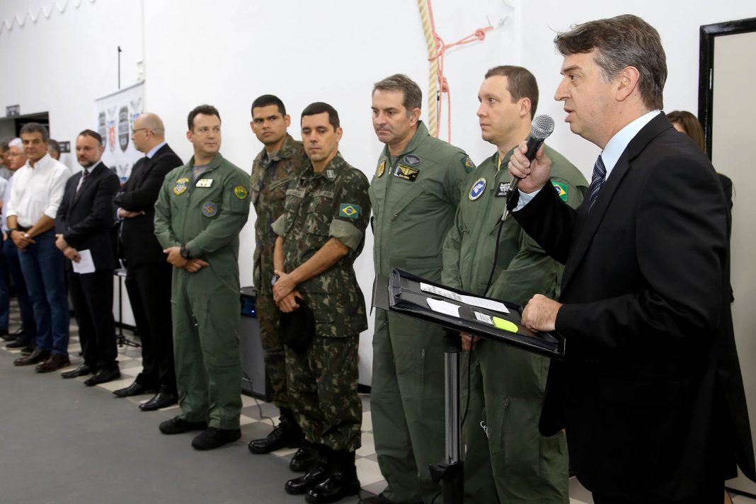 O governador Beto Richa inaugurou nesta quarta feira (22) o hangar que abriga a aeronave da Polícia Civil, no aeroporto Bacacheri. Foto:Jaelson Lucas / ANPr.