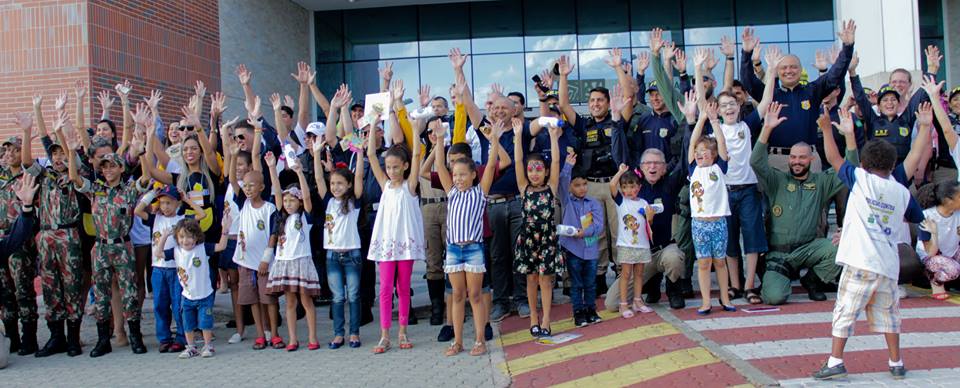Policiais Rodoviários Federais realizam ação para chamar atenção contra o Câncer Infantil
