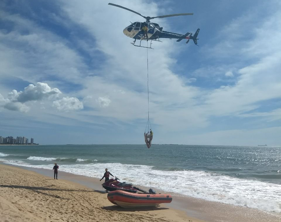 Corpo de Bombeiros e NOTAer faz simulação de resgate de afogamento em praia de Vila Velha, ES