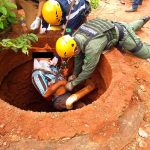 Bombeiros e socorristas do Samu montaram uma estrutura para resgatar idoso de dentro de fossa em Paranapoema (Foto: Samu Regional Maringá/Corpo de Bombeiros/Divulgação)