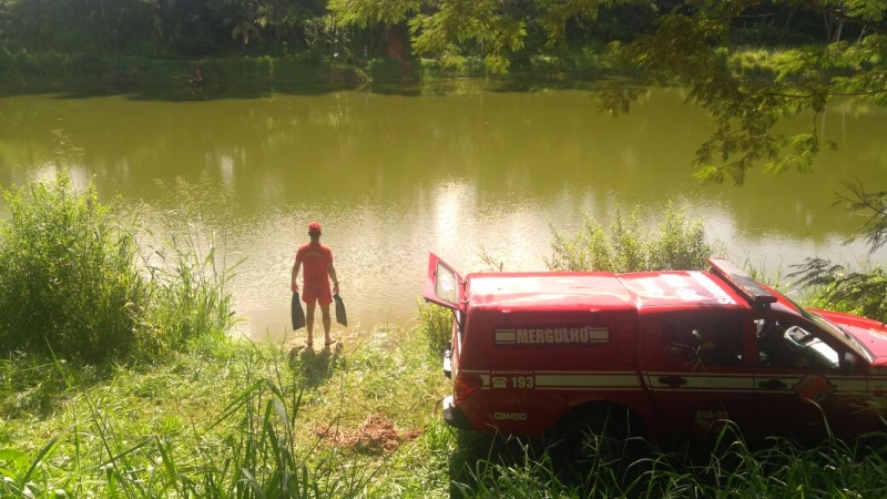 Helicóptero do Corpo de Bombeiros de Goiás socorre rapaz que se afogou em lago 