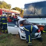 Duas pessoas morreram em acidente entre ônibus e carro na PR-317, segundo a PRE (Foto: Divulgação)