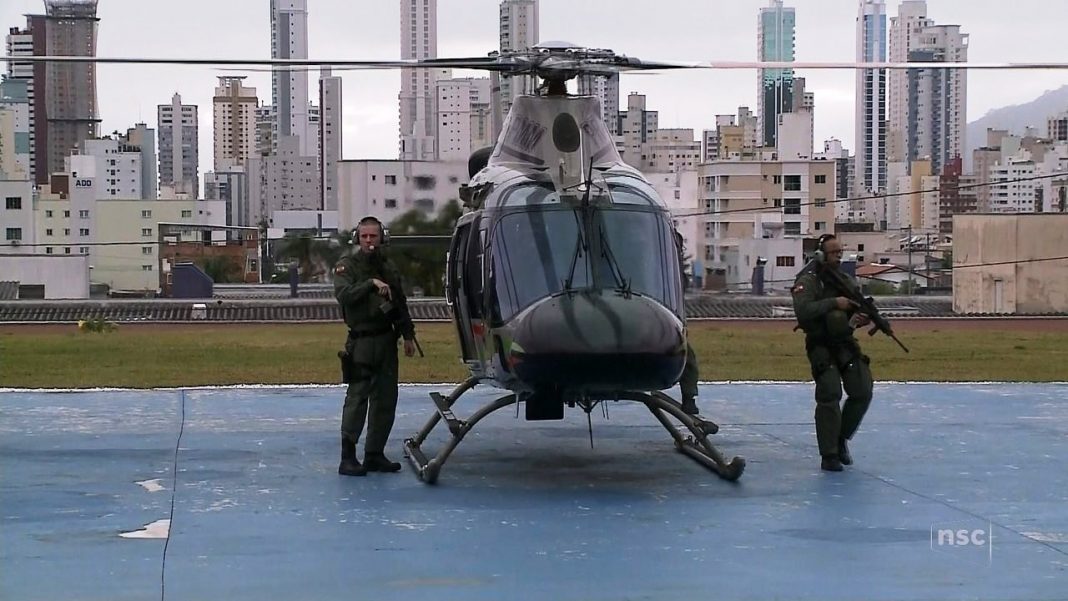Águia da Polícia Militar reforça o policiamento em Balneário Camboriú e ajuda a reduzir índices criminais. Foto: Reprodução Jornal do Almoço/Globo.