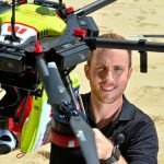 Gerente regional do Surf Lifesaving Queensland, Aaron Purchase, com um dos drones UAV Little Ripper que têm facilitado as patrulhas de praia. Foto: John McCutcheon