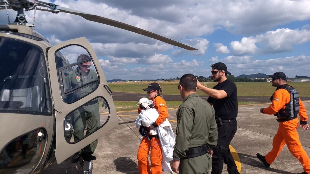 Helicópteros da Polícia Civil e Militar são empregados para transportar criança de 1 ano de Chapecó a Florianópolis
