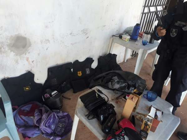 Com apoio do helicóptero da CIOPAer do Ceará, polícia recupera veículo e objetos roubados em residência.