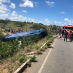 GTA transporta turista baiano com lesão grave na coluna, após acidente com ônibus em Poço Redondo, SE.