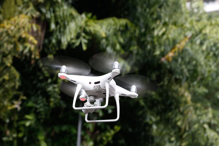 Funcionários de diversos setores da prefeitura serão treinados para operar os drones (Tânia Rêgo/Agência Brasil)