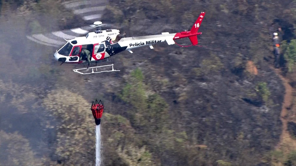Helicóptero tenta aplacar incêndio usando água do bambi bunker (Foto: Divulgação/TV Globo)