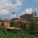 Helicóptero da PM da Bahia intercepta na região de São Sebastião do Passé carga roubada em Sergipe