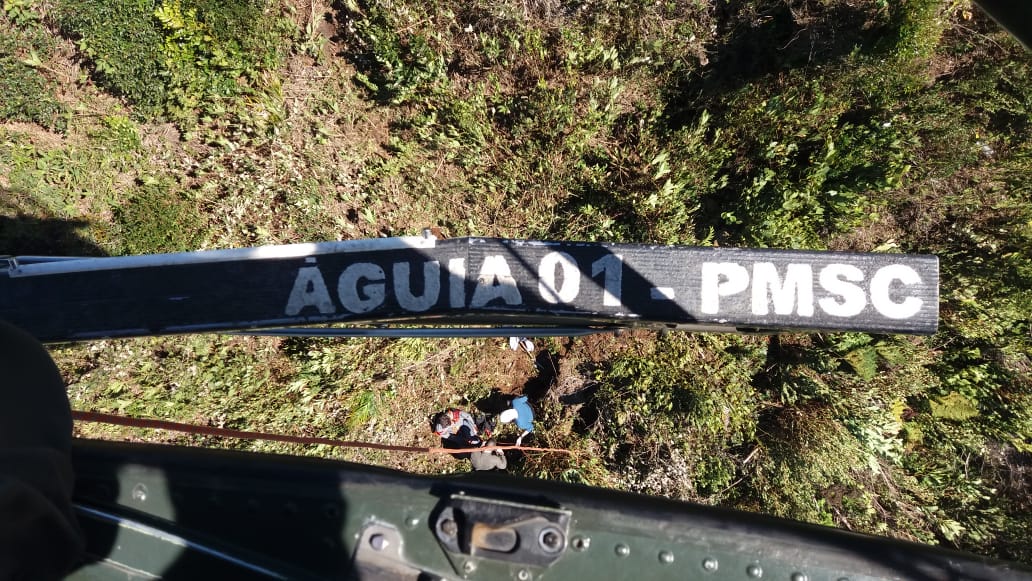 Americano cai de parapente em Jaraguá do Sul e é resgatado pelo helicóptero da PM