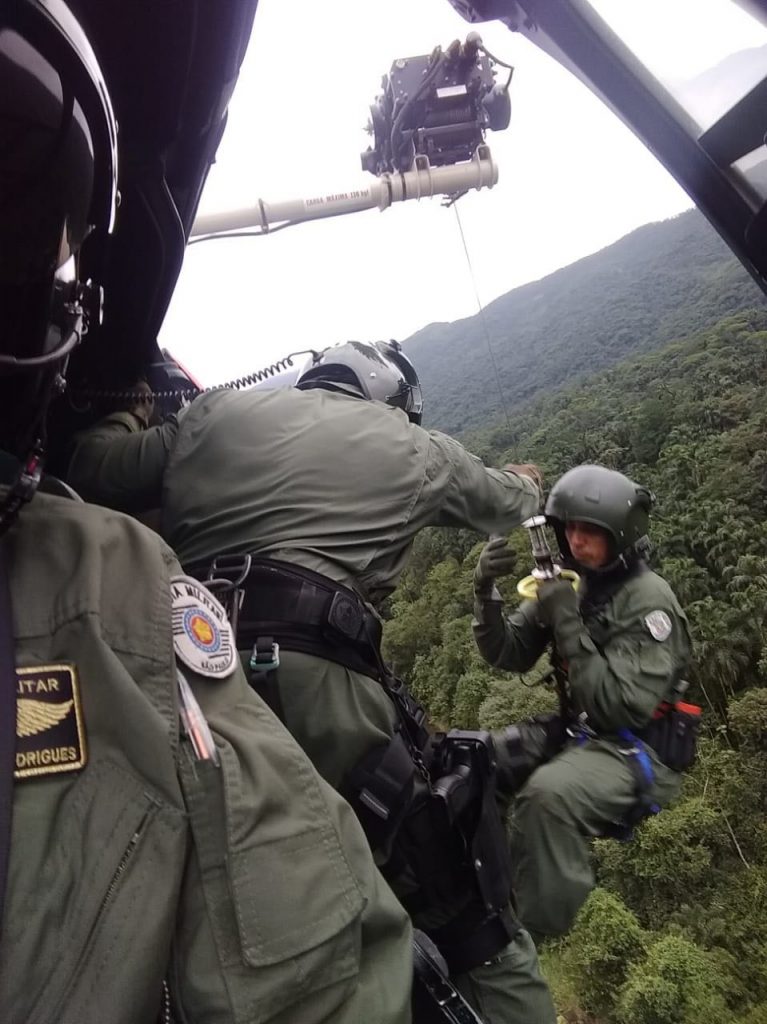 Com emprego de guincho elétrico, helicóptero da PM realiza salvamento de duas vítimas em Cubatão, SP