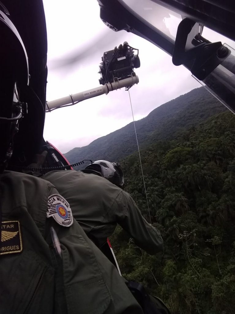 Com emprego de guincho elétrico, helicóptero da PM realiza salvamento de duas vítimas em Cubatão, SP