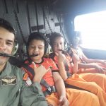 Crianças do projeto Bombeirinho Operacional visitam o hangar do DIOA, em Manaus