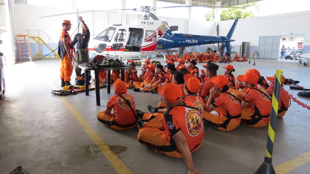 Crianças do projeto Bombeirinho Operacional visitam o hangar do DIOA, em Manaus