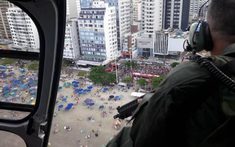 Helicóptero sobrevoa Balneário Camboriú (Foto: Divulgação PMSC)