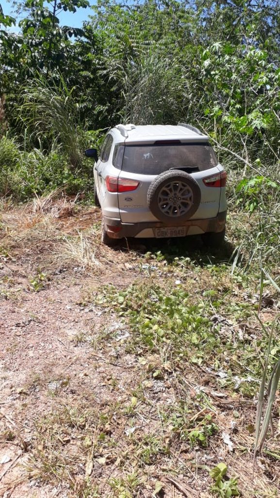 Eco Sport estava abandonado em uma região de mata nas imediações do Bairro Altos da Serra, em Cuiabá — Foto: Ciopaer-MT