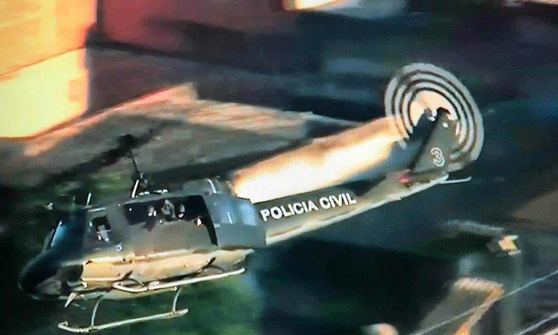 Helicóptero da Polícia Militar participa de operação na Cidade de Deus Foto: Reprodução/ TV Globo