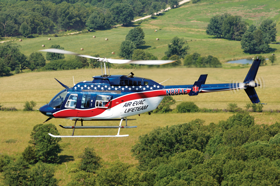 Um helicóptero de ambulância aérea Bell 206L em serviço com o Air Evac Lifeteam, sediado em Missouri.