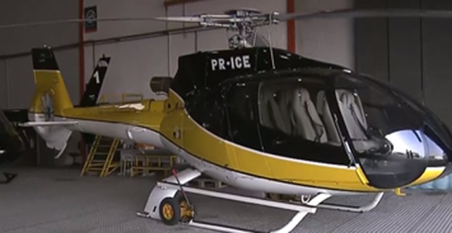Helicóptero apreendido pela polícia com o traficante André do Rap — Foto: Reprodução/ TV Globo