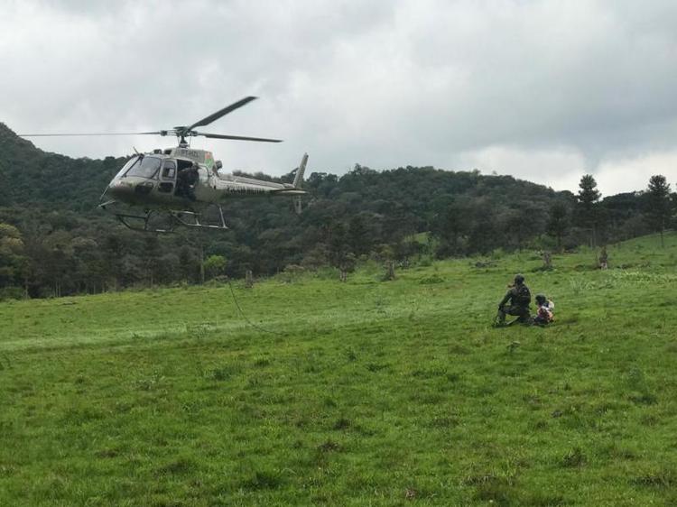 Resgate foi feito com apoio de aeronave(Foto: Polícia Militar de Santa Catarina, divulgação)