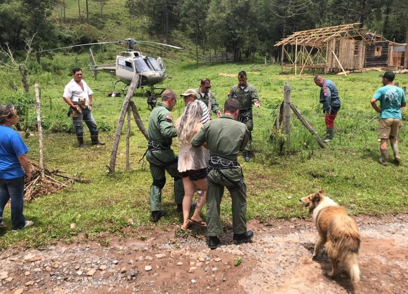 Casal foi resgatado por helicóptero da PM – Foto: PM/Divulgação/ND
