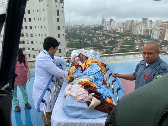 Criança e idosa são resgatadas por helicóptero nesta segunda-feira (10), após chuva causar trânsito em São Paulo — Foto: Arquivo pessoal/Divulgação