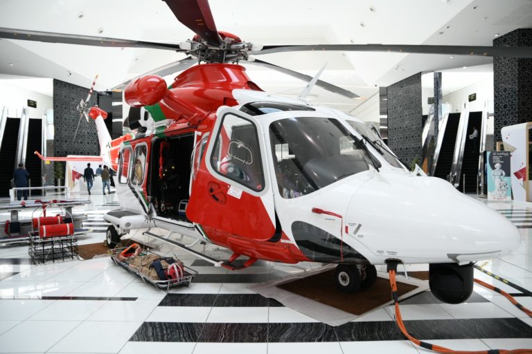 Um helicóptero de busca e salvamento Leonardo AW139 em exibição no Fórum Nacional de Busca e Resgate em Abu Dhabi, onde foi introduzido um novo aplicativo de busca e salvamento que permite aos usuários solicitar ajuda em qualquer lugar dos Emirados Árabes Unidos. Foto de NSRC