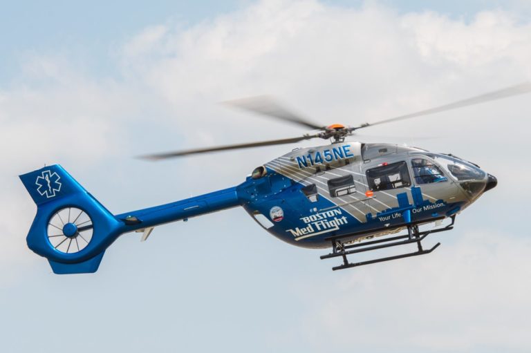 O Boston MedFlight opera quatro aeronaves H145 e uma EC145. Até o momento, o serviço realizou mais de 320 transportes de pacientes da Covid, cinco por cento dos quais foram feitos por helicóptero. Fotos de Jay Miller