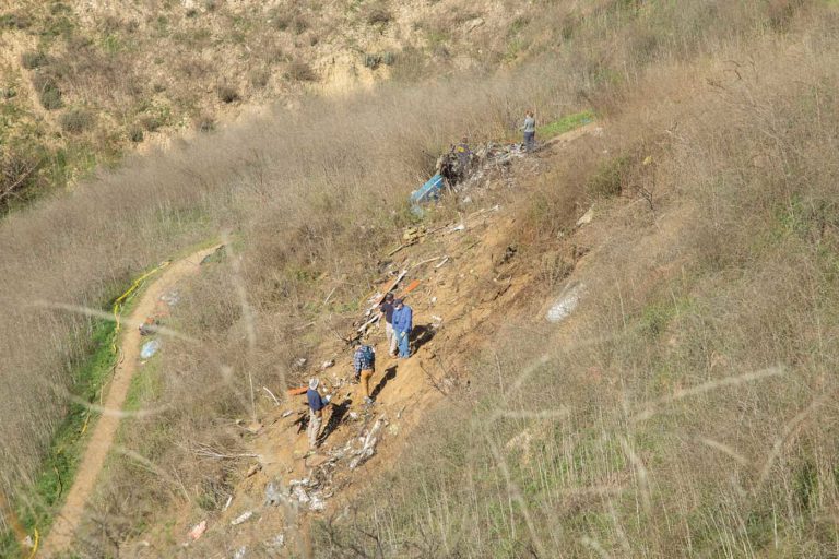 Uma foto tirada no dia seguinte ao acidente mostra a extensão do campo de destroços. Foto de NTSB / James Anderson