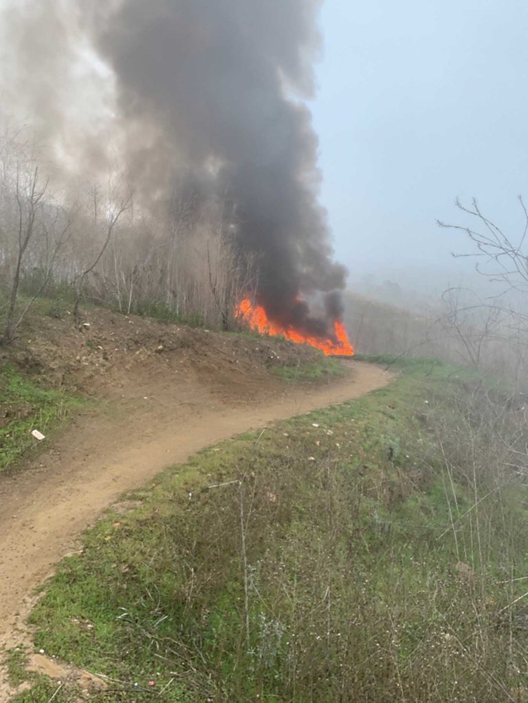 Uma testemunha capturou esta foto do incêndio pós-acidente no local do acidente. Os investigadores do NTSB indicaram que o acidente provavelmente não era passível de sobrevivência. Foto cedida por NTSB