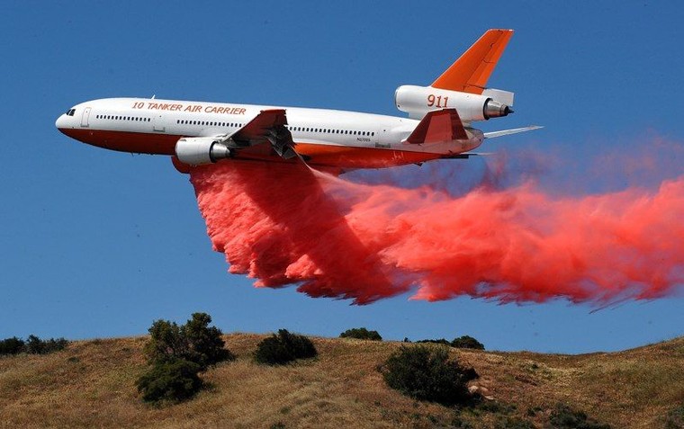 Gigante entre os bombeiros, o DC-10 pode lançar quase 100.000 litros de água ou agente retardante