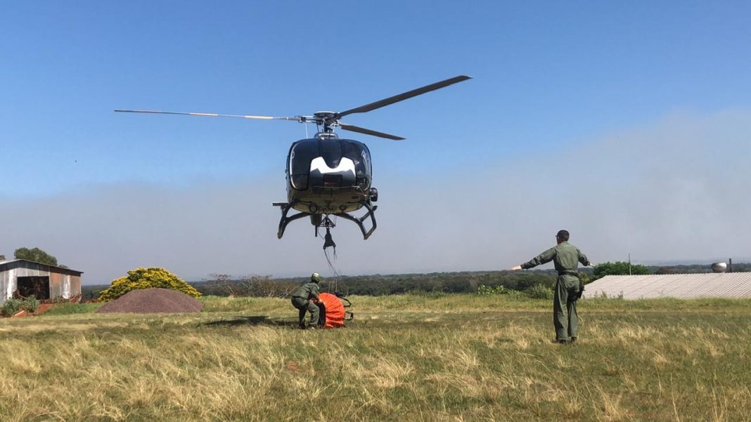 Helicóptero da PM auxilia no combate a incêndio em Ilha Grande - Foto: BPMOA
