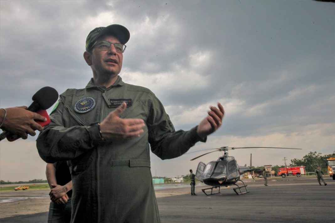 Governador explicou que o helicóptero facilitará o dia a dia na administração do estado Foto: Odair Leal/Secom