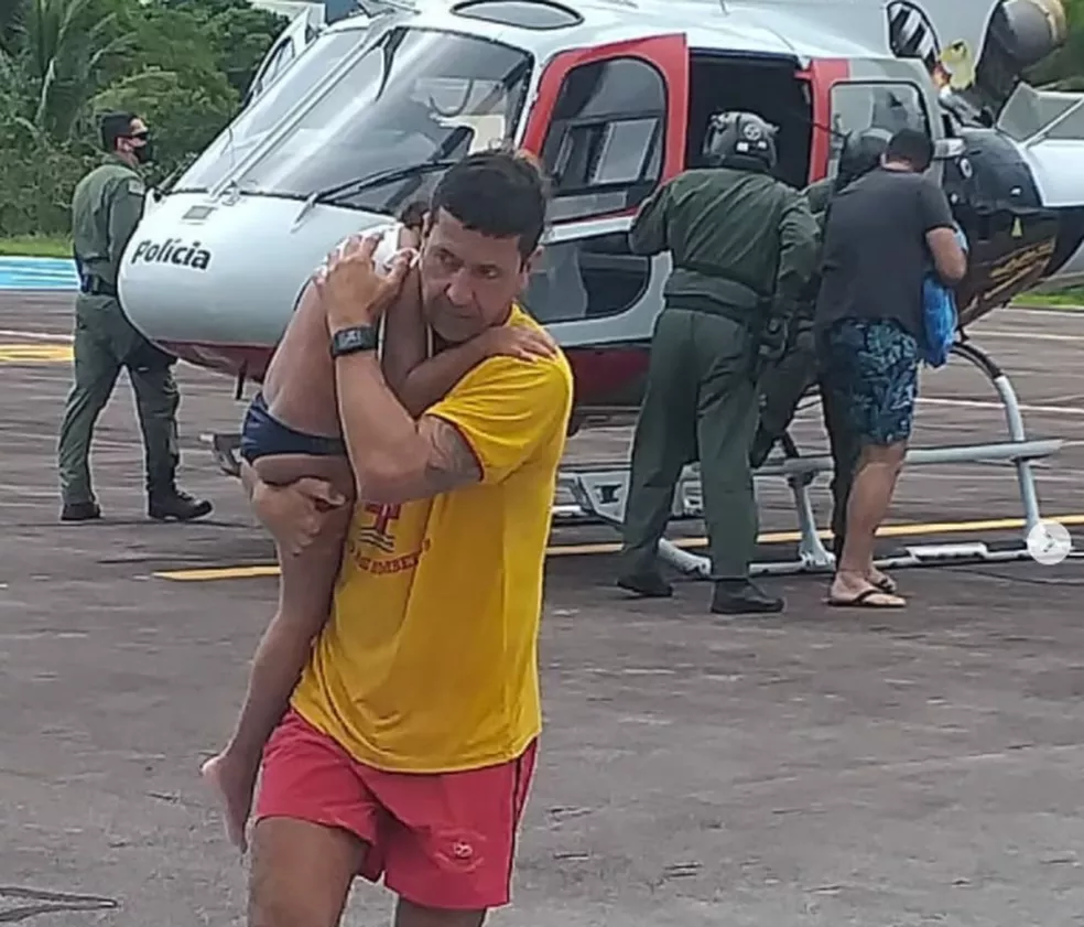Criança foi resgatada por equipe do águia em Ubatuba — Foto: Divulgação/ Polícia Militar 
