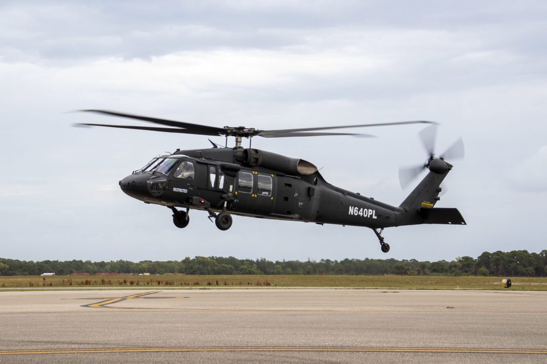 O primeiro helicóptero do tipo S-70M Black Hawk sai da Sikorsky Training Academy, na Flórida, em 18 de novembro, após receber o Certificado de Aeronavegabilidade da FAA. Foto Sikorsky