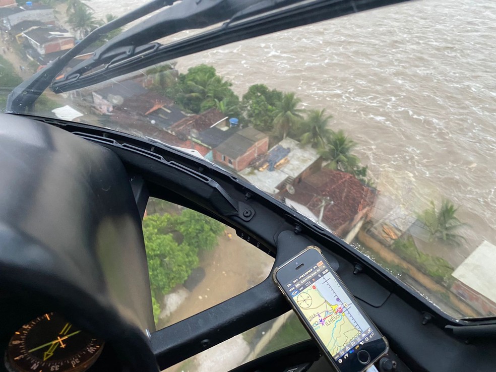 Helicóptero Potiguar I, do Rio Grande do Norte, participa de buscas e salvamentos na Bahia — Foto: Cedida