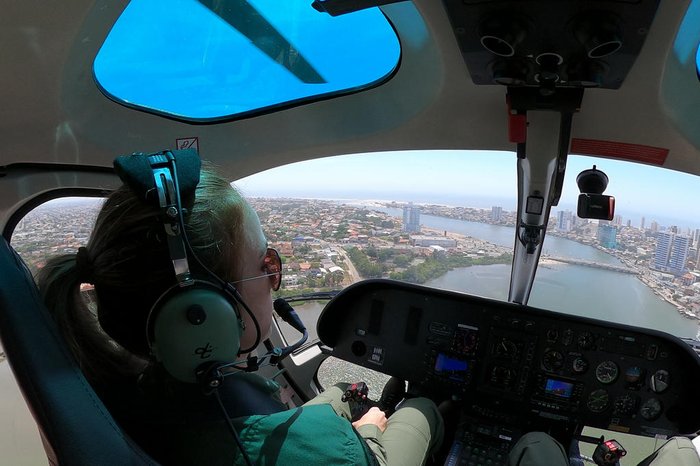 Ela fica a bordo de um helicóptero da Polícia Civil, sobrevoando as praias do Litoral Norte gaúcho Jefferson Botega / Agencia RBS