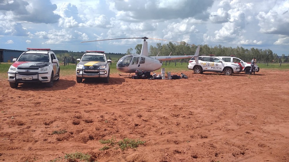 Helicóptero que transportava carga de cocaína foi apreendido em João Ramalho (SP) — Foto: Polícia Federal