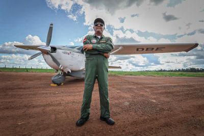 O piloto ao lado do equipamento onde passa a maior parte do tempo - Foto: Marco Santos / Ag.Pará
