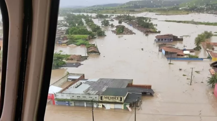 Rio Mundaú transbordou e alagou toda a parte baixa de Murici Imagem: Defesa Civil Estadual