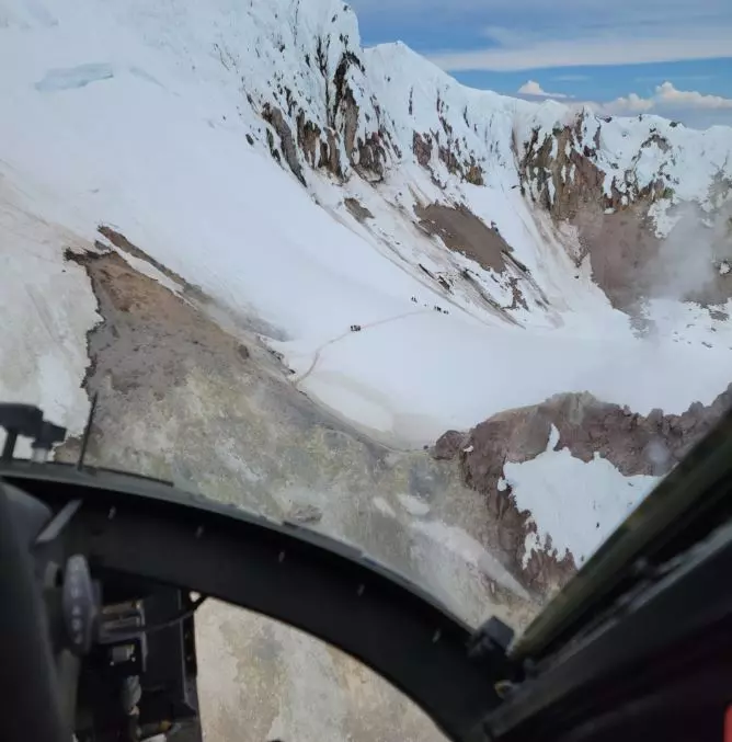 imagens de quando o helicóptero se aproximava do pico do monte – Foto: @newgler/Reprodução/ND