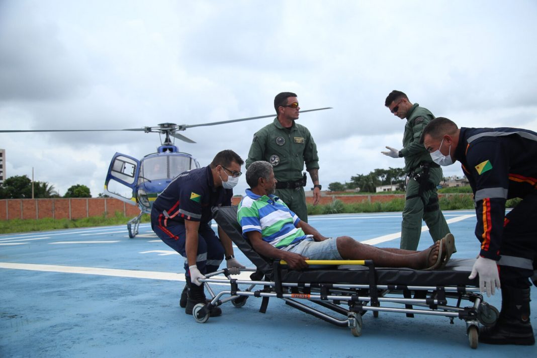 Equipe do Samu acomoda Clóvis Neri em maca para levá-lo em ambulância até o Pronto-Socorro de Rio Branco. Foto: Dhárcules Pinheiro/Asscom Sejusp