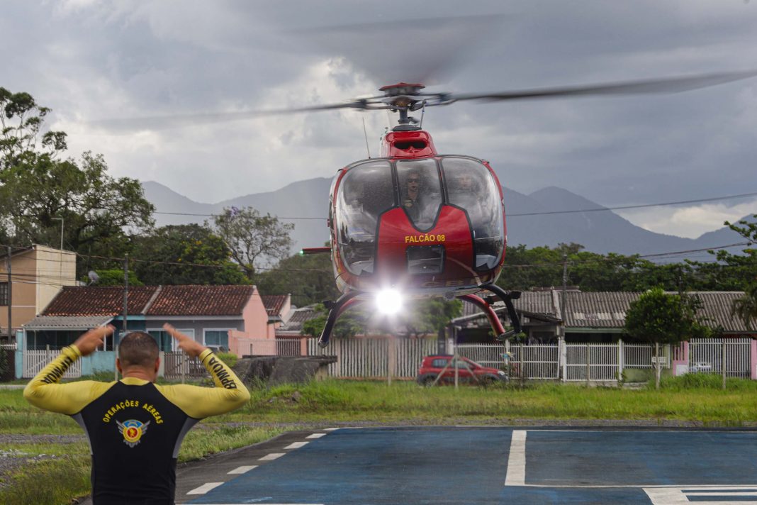 Matinhos, 14 de janeiro de 2023 - Serviço de resgate e patrulhamento aéreo realizado pelo Batalhão de Polícia Militar de Operações Aéreas (BPMOA) no litoral paranaense.