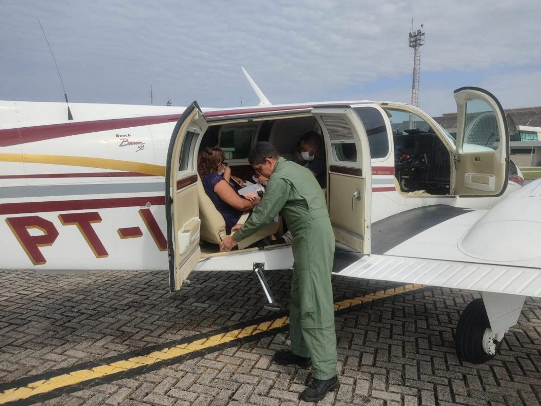Dois pacientes e seus acompanhantes foram acompanhados por um médico da Sesacre durante o voo até Rio Branco. Foto: cedida